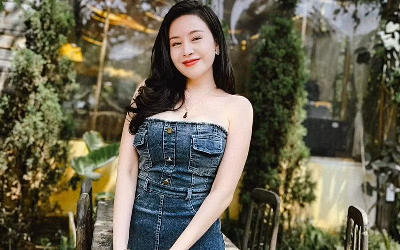 Gần đây, bà Tưng bắt đầu cập nhật lại hình ảnh mới nhiều hơn vì thời gian trước cô bị mất trang cá nhân, chính vì vậy những set đồ mới của hot girl này cũng gây được sự chú ý.