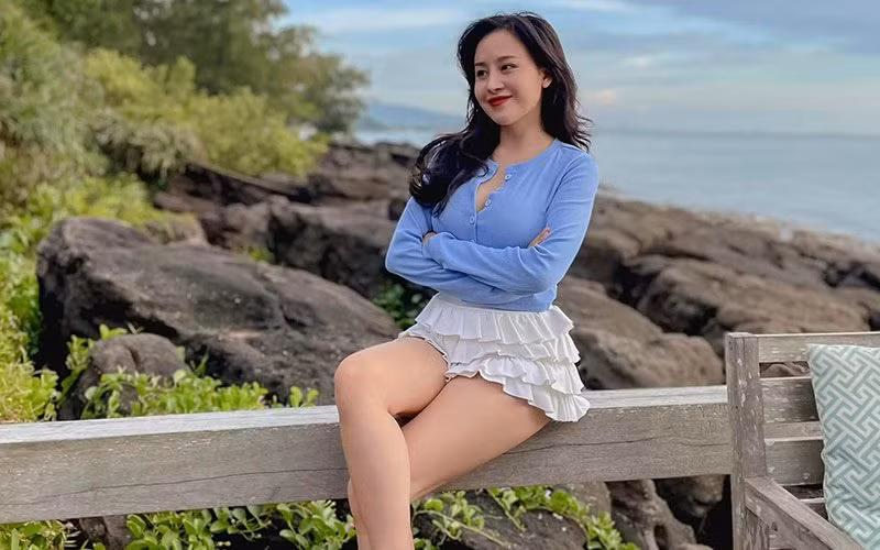 Bà Tưng có vóc dáng nhỏ nhắn, chính vì vậy cô thường chọn lựa những chân váy ngắn 5cm, kèm áo ngắn để tạo nên một thân hình thanh mảnh và cao hơn số đo thực tế.