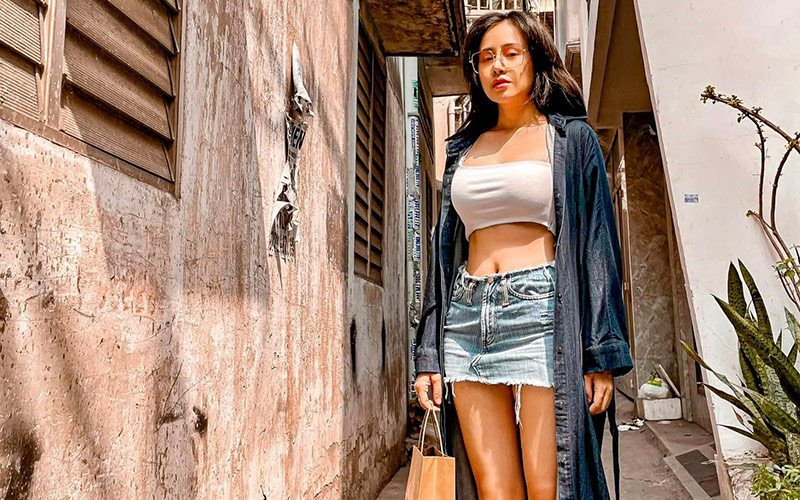 Thỉnh thoảng, gái xinh đến từ Nghệ An cũng tự tin khoe chiếc eo săn chắc không mỡ thừa với áo croptop, phối cùng chân váy denim kèm áo choàng dáng dài thời thượng.