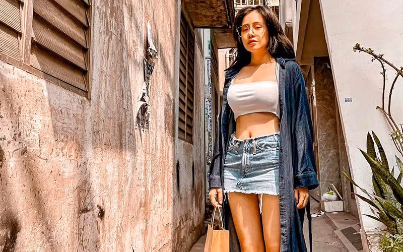 Thỉnh thoảng, gái xinh đến từ Nghệ An cũng tự tin khoe chiếc eo săn chắc không mỡ thừa với áo croptop, phối cùng chân váy denim kèm áo choàng dáng dài thời thượng.