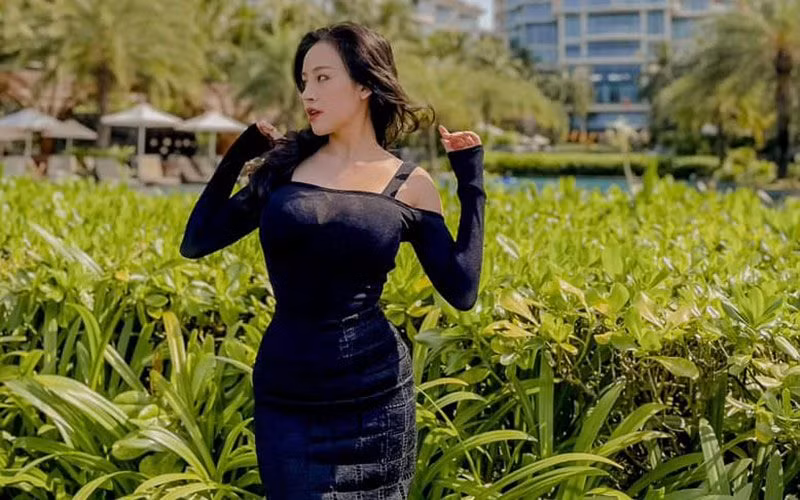 Bà Tưng ngày thường diện váy hai dây xoè nhẹ, có đường chít eo vừa phải mang lại một vóc dáng đồng hồ cát ấn tượng, đây được xem là tuyệt chiêu hack dáng hay ho.