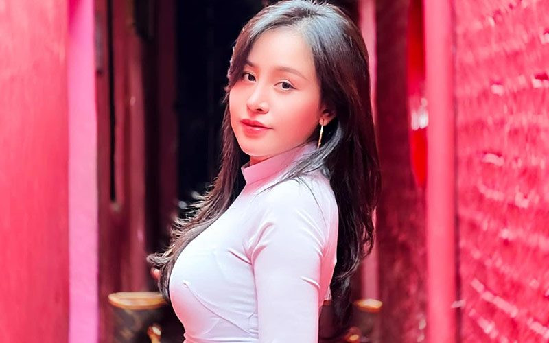 Bà Tưng tinh tế lựa chọn tông trang điểm nhẹ nhàng, mái tóc xoã dài tự nhiên như tái hiện lại hình ảnh ngày nào còn ngồi trên ghế nhà trường.