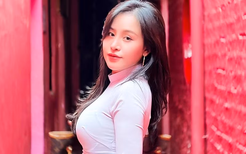 Bà Tưng tinh tế lựa chọn tông trang điểm nhẹ nhàng, mái tóc xoã dài tự nhiên như tái hiện lại hình ảnh ngày nào còn ngồi trên ghế nhà trường.