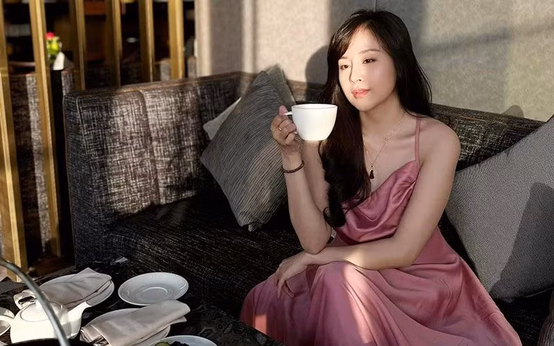 Điển hình như việc đi trà chiều, bà Tưng đã chọn mẫu đầm lụa màu hồng pastel, kín đáo mà vẫn tôn được là da trắng hồng, đây là tông màu nịnh da mà các nàng không nên bỏ qua.