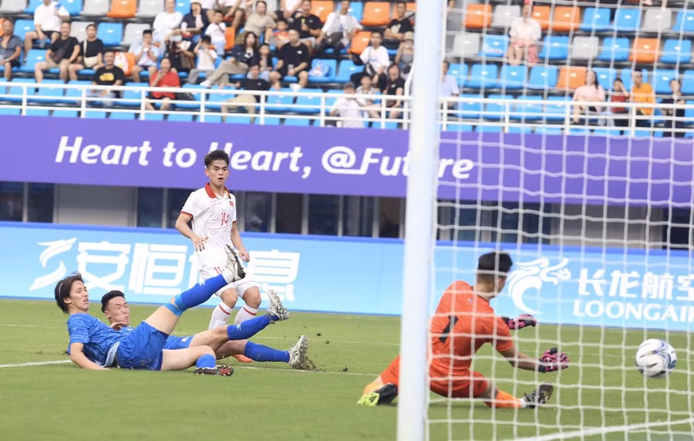 Thang Mong Co 4-2, Olympic Viet Nam phai chinh lai hang phong ngu-Hinh-2