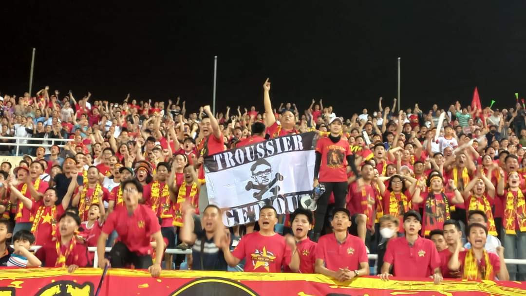 Không chỉ có hô vang "Troussier get out" những NHM tuyển Việt Nam còn căng biểu nghĩ muốn HLV người Pháp này từ chức ngay lập tức.