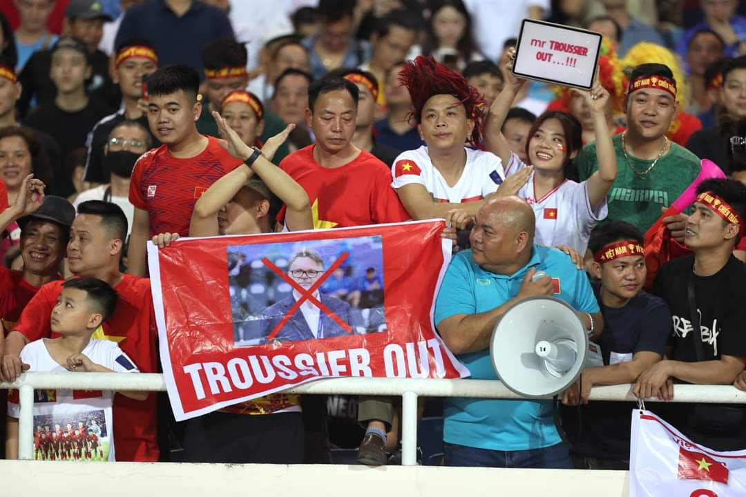 Chứng kiến sự phẫn nộ của NHM, trong buổi họp báo sau trận HLV trưởng đội tuyển Việt Nam - Troussier đã trả lời với báo chí rằng: "Những gì về tương lai của tôi, tôi muốn đề cập vào thời điểm khác. Ngày mai tôi sẽ có trao đổi cụ thể hơn với VFF. Mong mọi người giành sự tôn trọng hơn cho nỗ lực các cầu thủ."