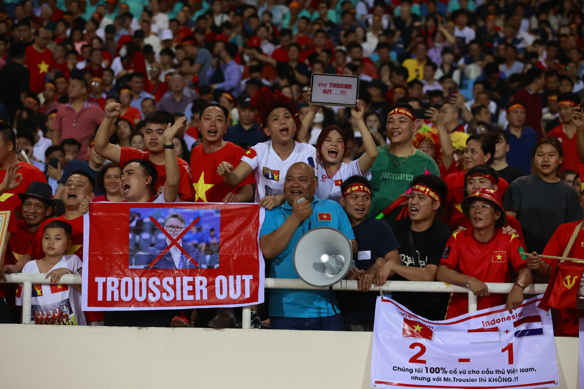 Trong 8 tháng ngồi ghế nóng, HLV Troussier đã khiến đội tuyển Việt Nam trượt dài trên BHX FIFA.