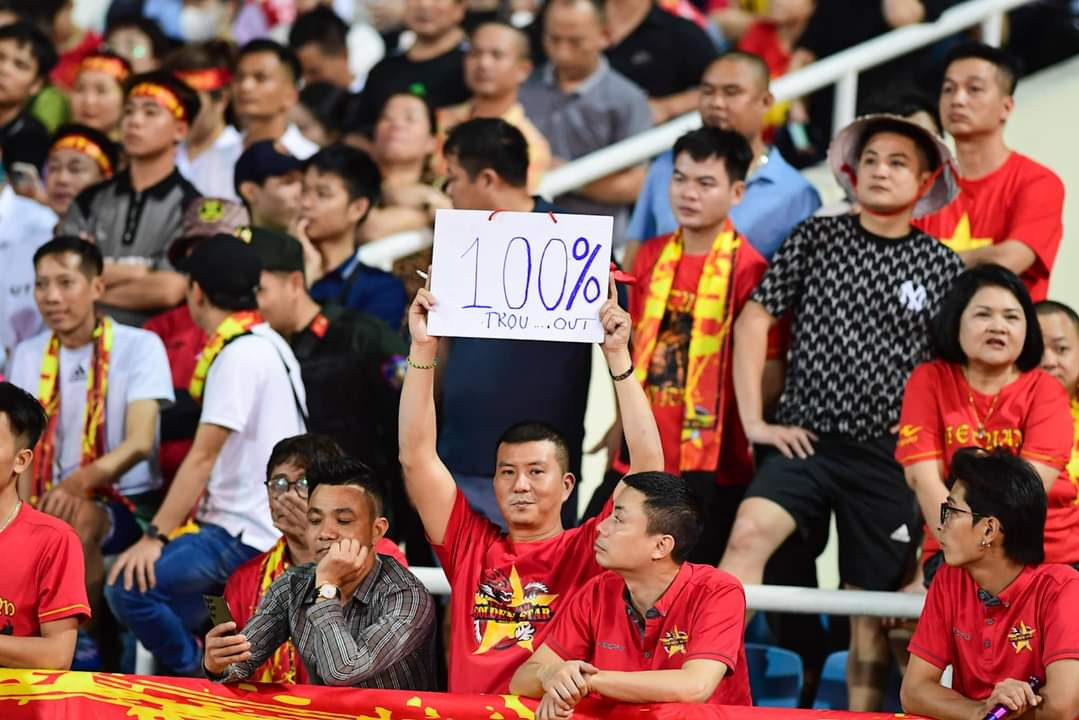 Tuyển Việt Nam lần thứ 2 thất bại trước Indonesia chỉ sau ít ngày. Sau trận đấu, NHM có mặt trên SVĐ QG Mỹ Đình đã đồng thanh hô vang "Troussier get out" (Troussier hãy rời đi).