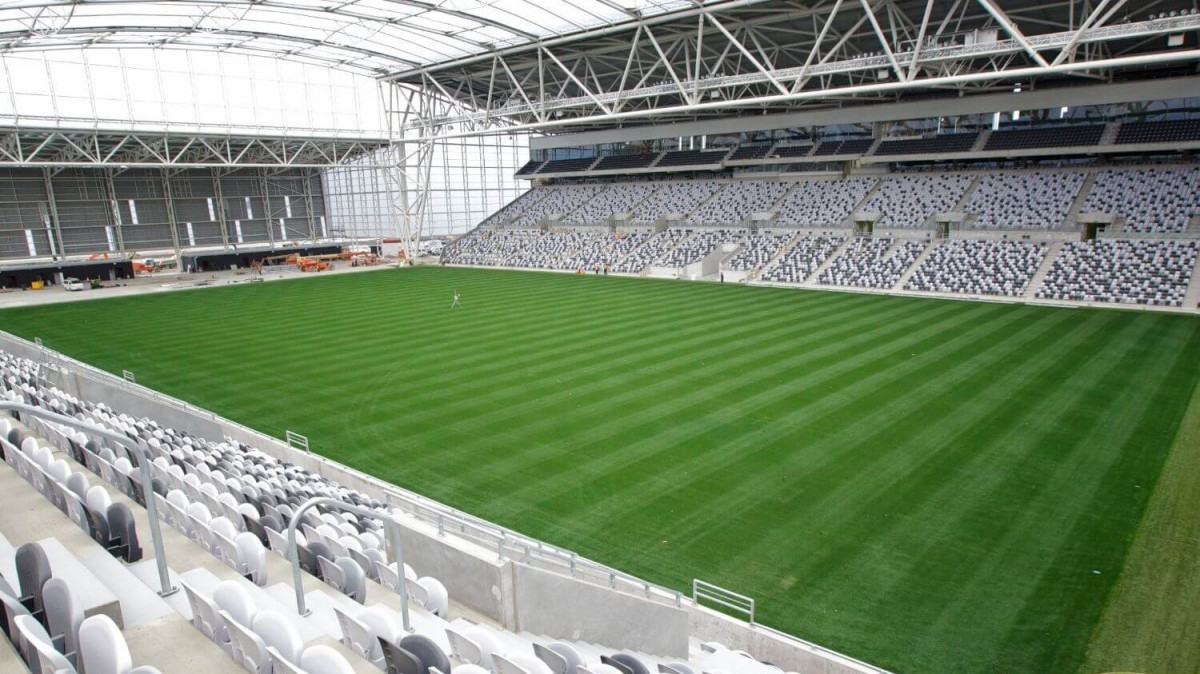 Cũng giống như đa số các sân vận động khác ở New Zealand, sân Forsyth Barr được trưng dụng chủ yếu làm nơi tổ chức các trận đấu rugby. 2 CLB rugby là Otago và Highlanders đang chọn sân đấu này làm sân nhà.