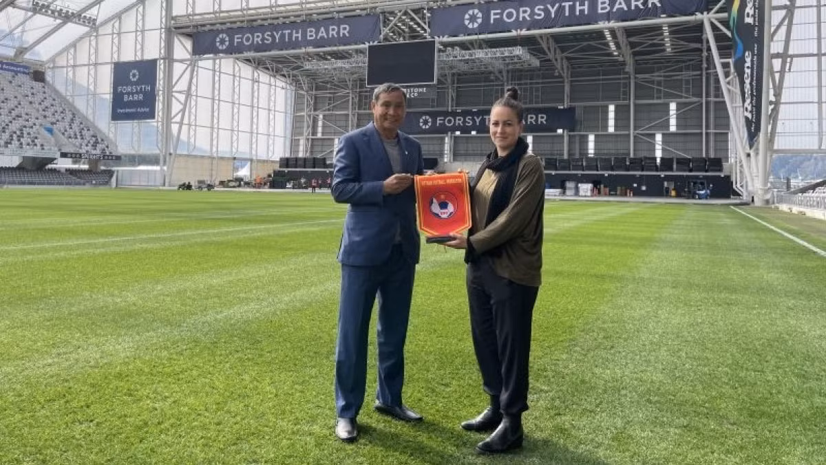 HLV ĐT nữ Việt Nam - Mai Đức Chung từng đến khảo sát sân Forsyth Barr vào tháng 10/2022.