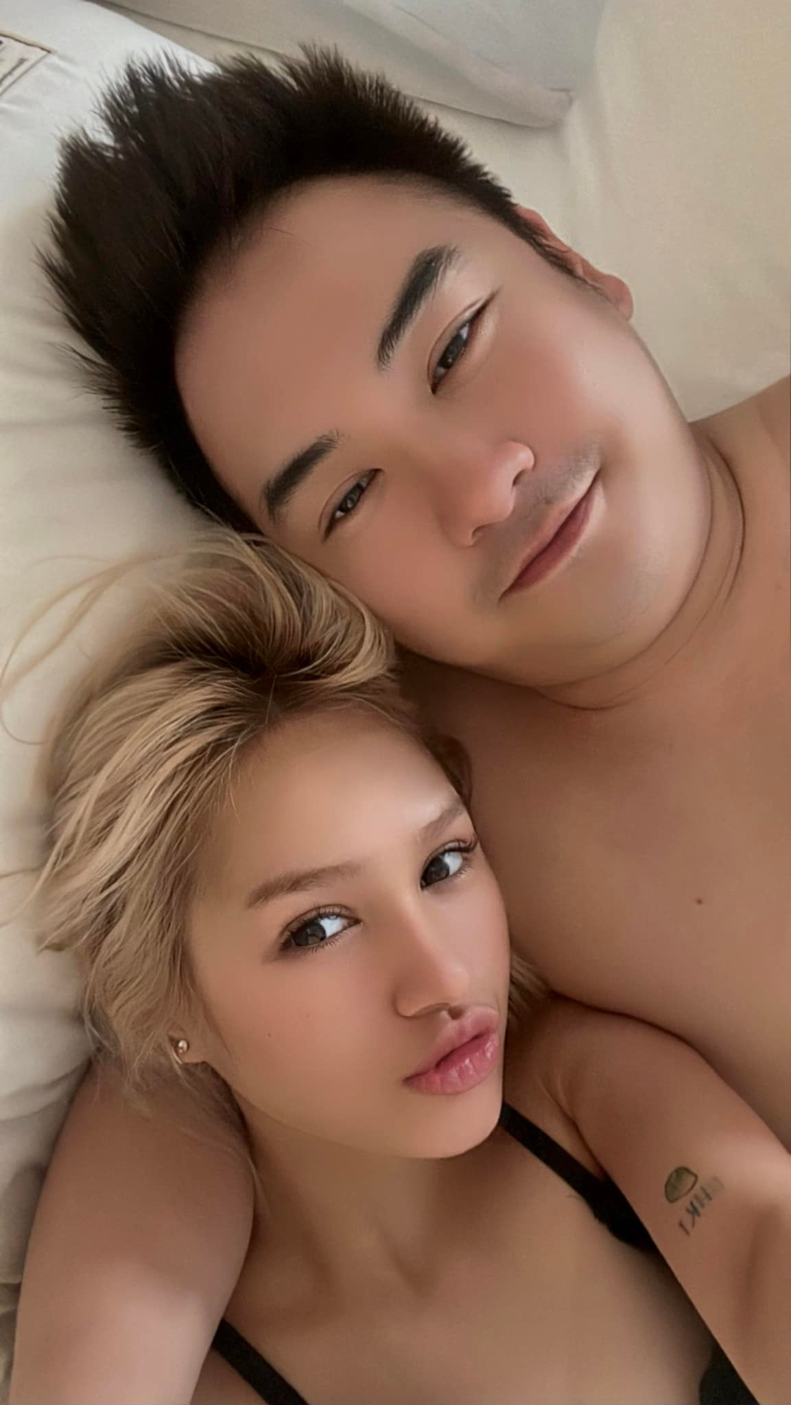 Mới đây, chồng hot girl Xoài Non là Xemesis gây chú ý khi đăng tải bức ảnh "nóng" trên trang cá nhân kèm dòng trạng thái: "Xin chào buổi sáng".