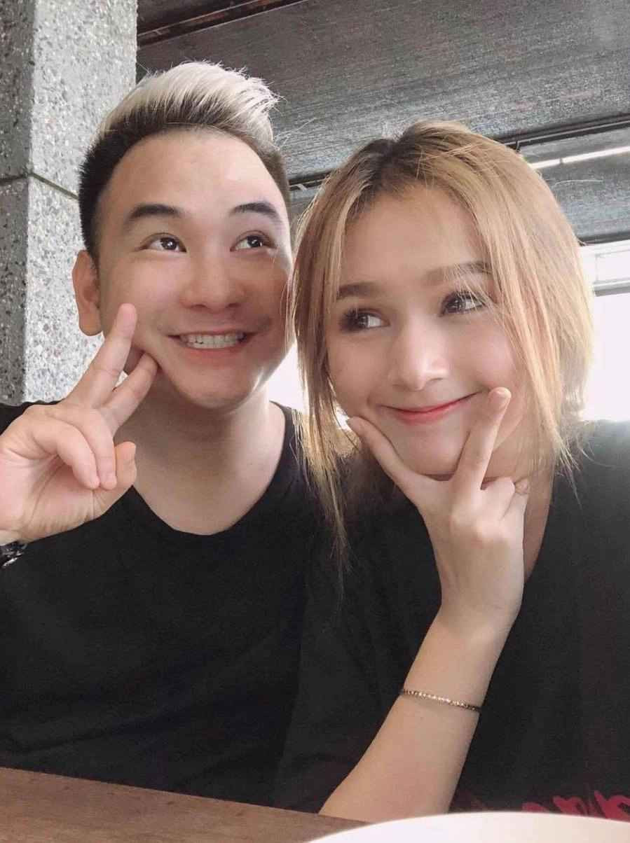 Xoài Non sinh năm 2002, năm nay chuẩn bị bước sang tuổi 23, thế nhưng cô nàng đã sở hữu sự nghiệp thành công, làm vợ nhà hào môn Xemesis.