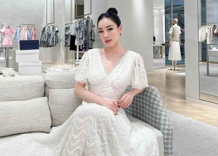 Helen Thanh Thảo là hotgirl đời đầu của thế hệ 9x, cùng thời với Tâm Tít và Hoàng Thùy Linh.