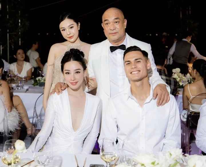 Adriano Schmidt khá tín tiếng về đời tư. Chỉ đến khi Helen Thanh Thảo đăng hình ảnh hai người tham dự đám cưới của bạn thân, người hâm mộ mới biết chính xác về mối quan hệ của họ.