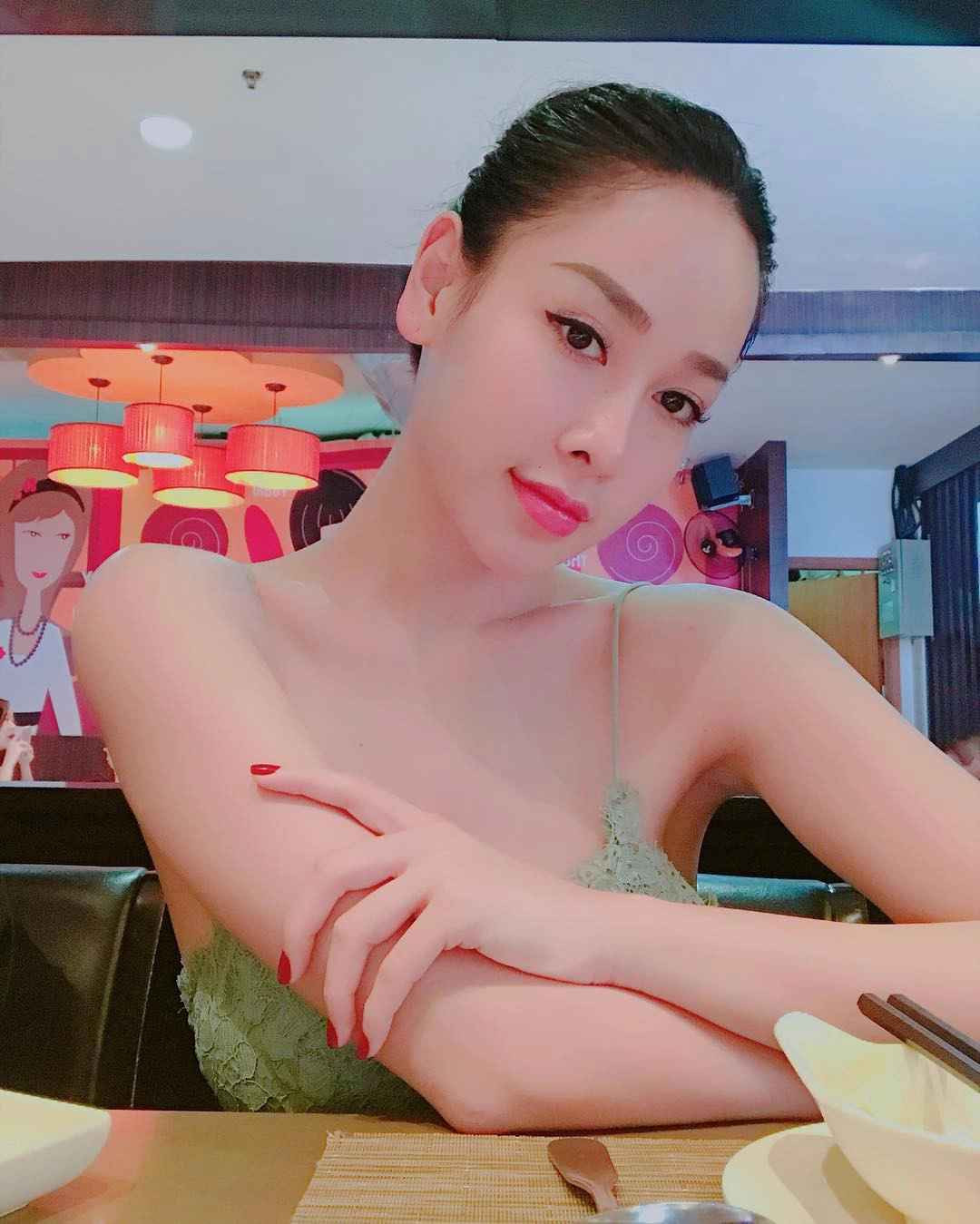 Hot girl sinh năm 1990 này cũng ít chia sẻ những hình ảnh "khoe body" nên trên mạng xã hội