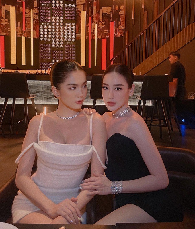 Bạn gái của của Schmidt không ngần ngại diện những bộ bikini gợi cảm để khoe hình thể...