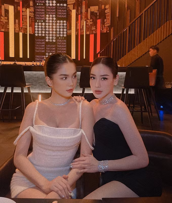 Bạn gái của của Schmidt không ngần ngại diện những bộ bikini gợi cảm để khoe hình thể...