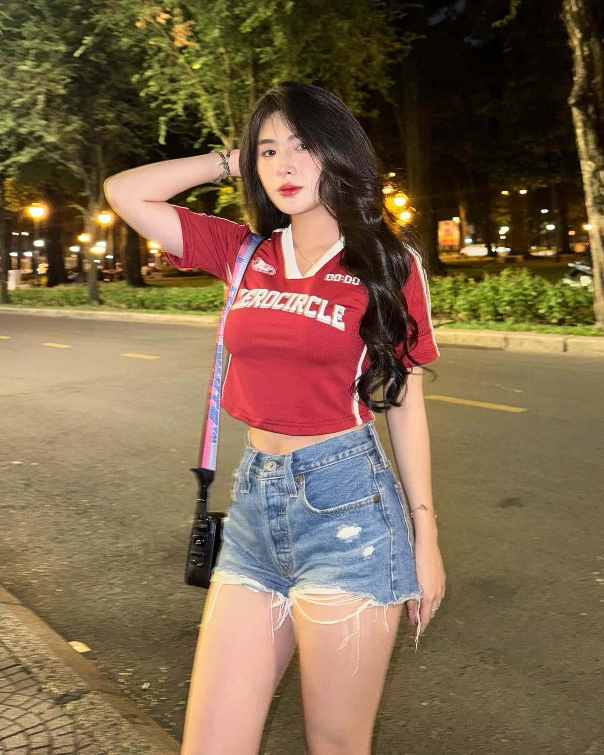 Đồng thời, qua những bức ảnh này, Quỳnh Alee cũng thể hiện được khía cạnh sáng tạo và tính cách năng động, táo bạo của mình.