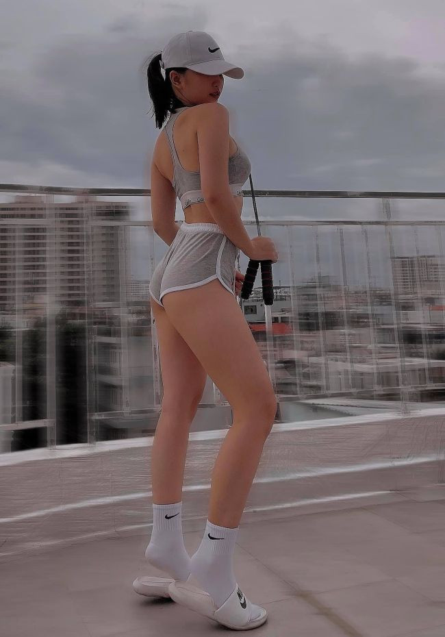 Để duy trì hình thể, Heri Trương chọn tập gym đều đặn mỗi ngày. Những bài tập siết eo, nở hậu được phái đẹp yêu thích và cô nàng nữ gymer này cũng không ngoại lệ.