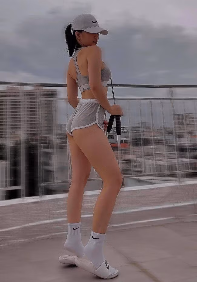 Để duy trì hình thể, Heri Trương chọn tập gym đều đặn mỗi ngày. Những bài tập siết eo, nở hậu được phái đẹp yêu thích và cô nàng nữ gymer này cũng không ngoại lệ.