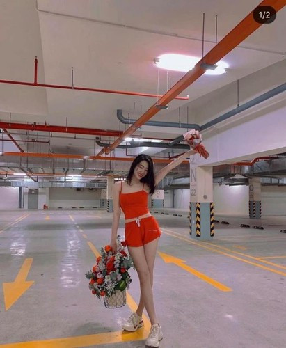 Đường cong hình thể quyến rũ của Heri Trương được phô diễn đẹp mắt qua góc chụp nghiêng. Tuy nhiên, chiếc quần cô mặc lại gây tranh cãi.