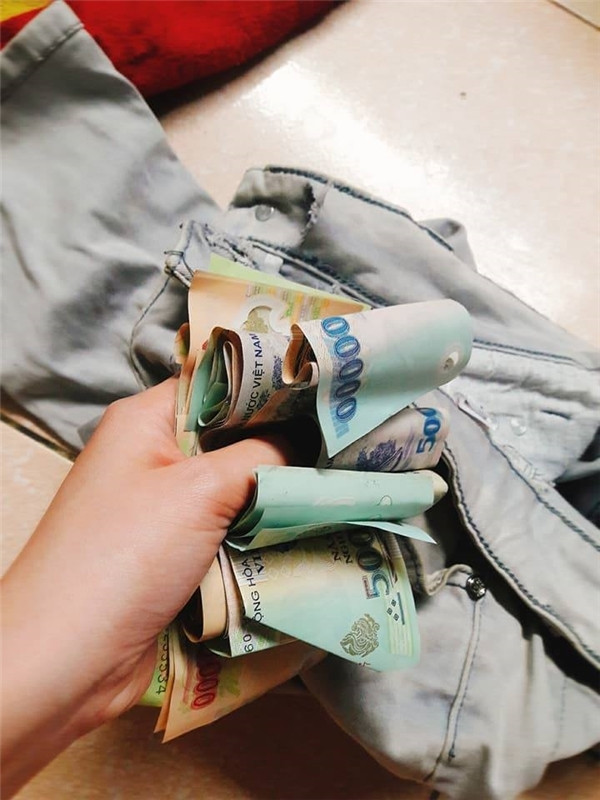 Trước đó mạng xã hội cũng rần rần chia sẻ câu chuyện người vợ tìm được "quỹ đen" của chồng giấu tít trong cạp quần cũ.