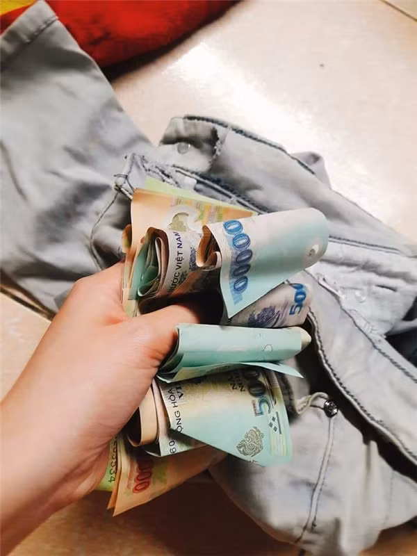 Trước đó mạng xã hội cũng rần rần chia sẻ câu chuyện người vợ tìm được "quỹ đen" của chồng giấu tít trong cạp quần cũ.
