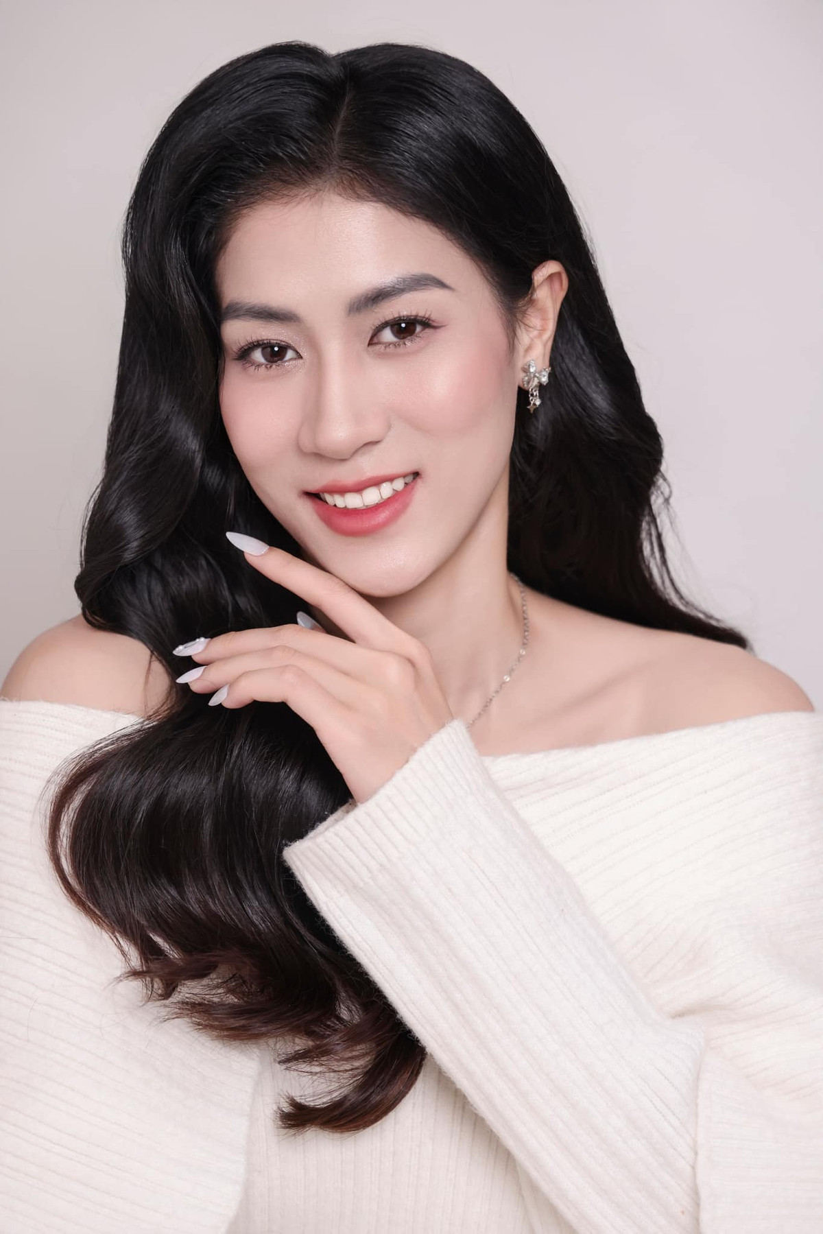 Hoàng Thị Kiều Trinh sinh năm 2001, tại Quảng Bình. Cô từng nhiều lần được bầu chọn là hoa khôi tại các giải bóng chuyền