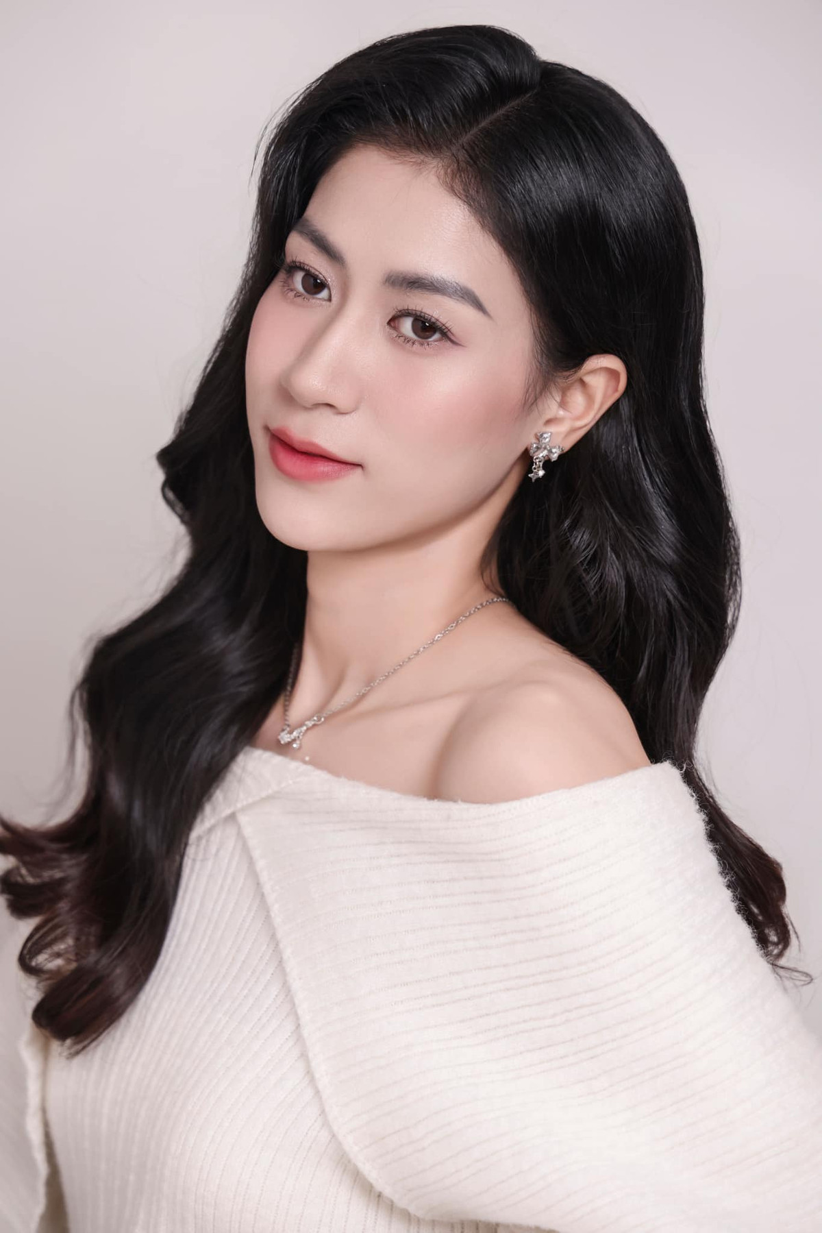 Kiều Trinh chơi ở vị trí đối chuyền. Cô hiện là trụ cột của CLB bóng chuyền nữ Binh chủng Thông tin - Trường Tươi Bình Phước, đồng thời khoác áo đội tuyển bóng chuyền nữ Việt Nam