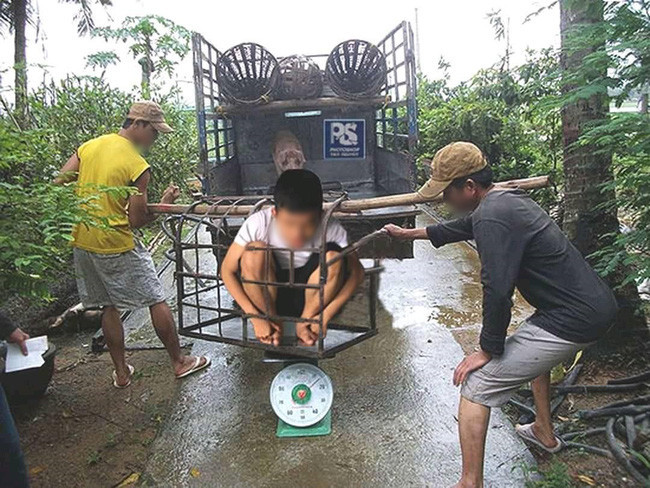 Mới đây anh chàng có tên facebook G.H vẫn liều mình lên nhờ cư dân mạng sửa ảnh. Thanh niên này viết rõ mong muốn là chỉnh cây kim của cân tạ sao cho lùi đi 10kg: "Mấy anh chị chỉnh cây kim cân còn 55kg để em gửi về cho cho mẹ em xót, gửi tiền lên giúp em với. Em cảm ơn ạ".