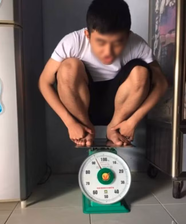 Chẳng rõ vì quá bí cần mẹ gửi tiền ngay nên liều hay vì vẫn nuôi hy vọng mình sẽ may mắn gặp được người có tâm mà anh chàng này có pha hành động liều mình thế này.