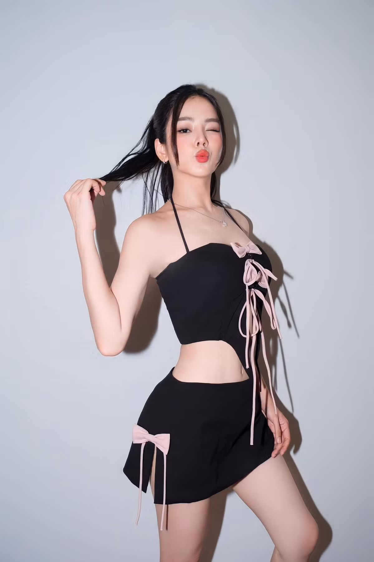 Còn Hồng Thanh cũng từng lên tiếng giải thích vì sao có những lúc anh và bạn gái lại không có mặt bên nhau làm dấy lên tin đồn rạn nứt.