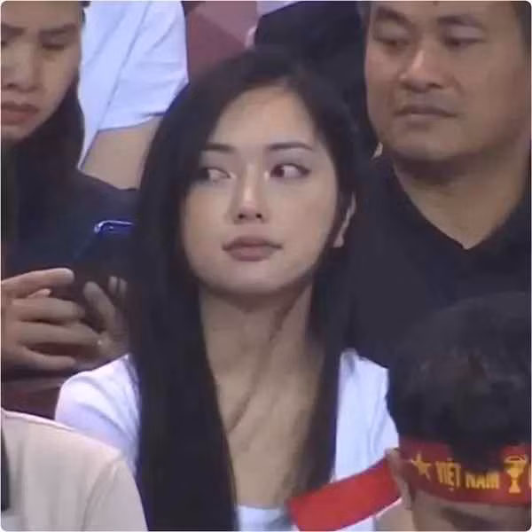 Theo đó, có mặt tại hàng ghế khán giả, Mai Hà Trang để tóc xõa, mặc áo cộc tay màu trắng, trang điểm nhẹ nhàng.