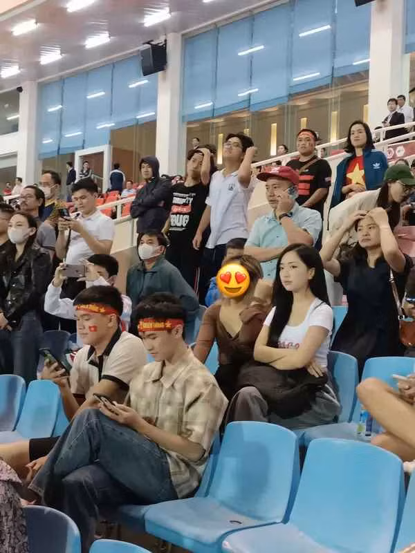 Hà Trang gây ấn tượng với đôi mắt to tròn, sống mũi cao, làn da trắng mịn màng.