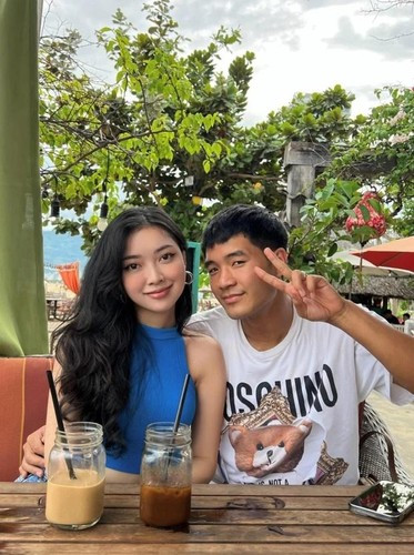 Trước đó, trong trận đấu tối 22/10 giữa CLB Bình Định với Sài Gòn ở vòng 21 V.League 2022, Mai Hà Trang xuất hiện tại khán đài nhằm tiếp sức mạnh cho chồng và CLB Bình Định thi đấu.