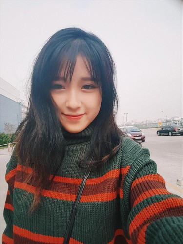 "Dạy thì không dạy mà toàn làm mấy trò xàm. Thế này là hám fame chứ dạy cái gì", "Gái xinh với mác giáo viên là nổi. Tôi cho các thầy cô dạy học bằng tâm, âm thầm cống hiến" hay "Xin lỗi vì hôm qua khen cô này là hàng real, xin phép quay xe"... là những bình luận dưới đoạn clip được cho là của cô giáo Vật lý Thanh Nga.