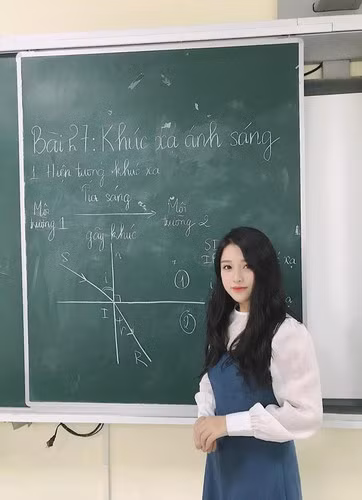 Sau Minh Thu, Thanh Nga trở thành cô giáo Vật lý nổi tiếng khắp mạng xã hội không chỉ bằng những buổi livestream dạy học online mà còn bởi nhan sắc ưa nhìn.