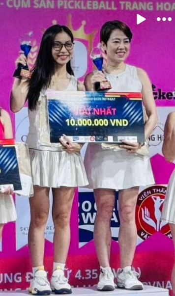 Không có filter kéo chân, trắng da, Nhật Lê lộ chiều cao khiêm tốn thực tế. Đôi chân cũng khác xa hình ảnh tự đăng với chân dài nuột nà, trắng nõn.