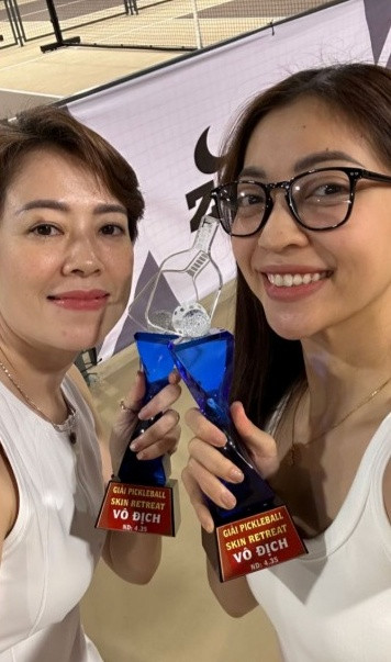 Duy chỉ có gương mặt xinh đẹp, nụ cười tự tin rạng rỡ của Nhật Lê là không thay đổi.