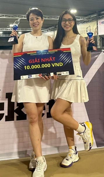 Ngoài ra, bộ đồ thi đâu rộng thùng thình cũng góp phần "dìm dáng" khiến Nhật Lê trông kém sắc hơn hẳn trên mạng.