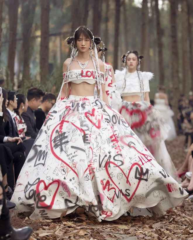 Sau khi giảm cân Lê Bống sở hữu tỷ lệ cơ thể đáng mơ ước. Cô từng tiết lộ số đo 3 vòng lần lượt là: 86 - 59 - 93cm. Đây được xem là tỷ lệ hình thể ấn tượng, chuẩn đẹp đồng hồ cát.