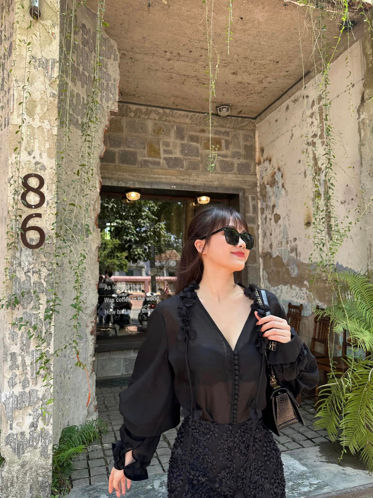 Mới đây, Quế Linh vừa đăng tải trên trang cá nhân loạt ảnh bikini trong chuyến du lịch mới nhất. Cô nàng khoe khéo vóc dáng đẹp và làn da trắng sứ.