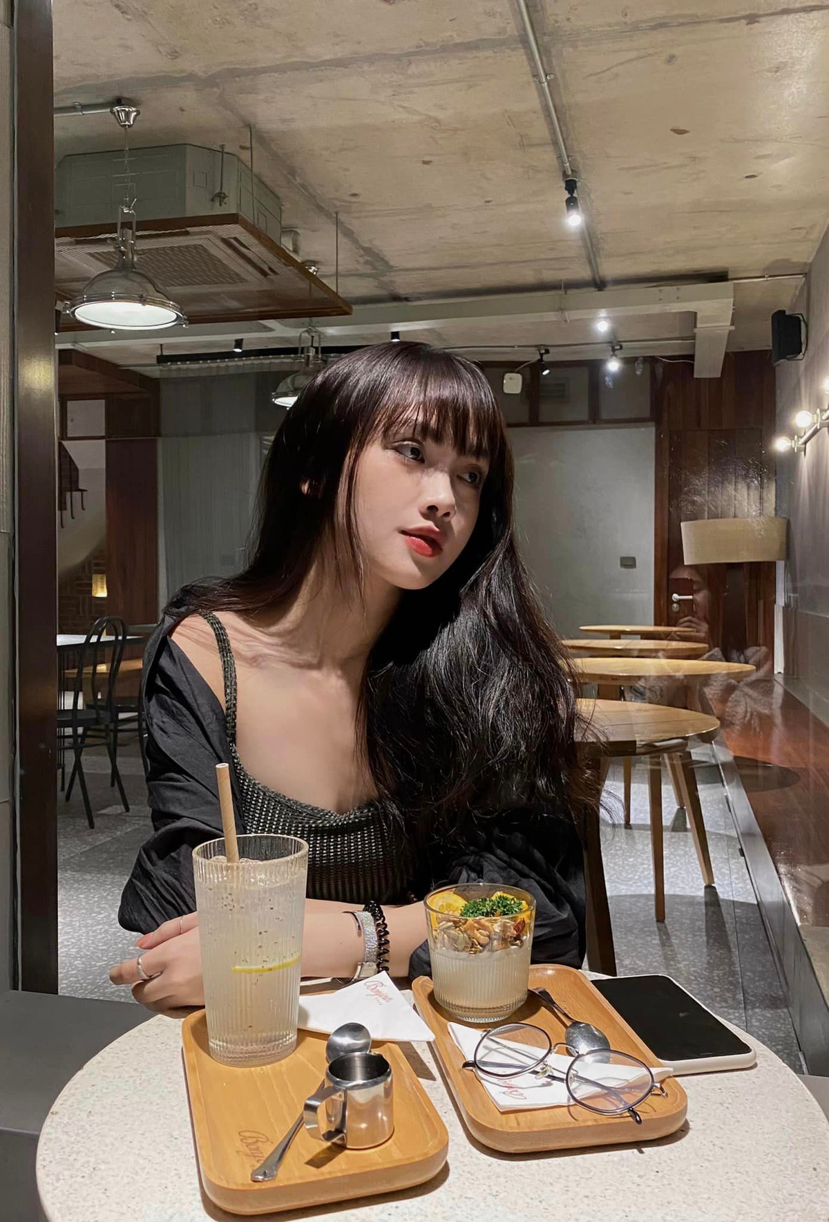 Quế Linh tiết lộ bản thân sẽ theo đuổi nghề giáo lâu dài qua dòng nhắn nhủ: "Sự học đã hoàn thành, nhưng sự nghiệp nhà giáo chỉ mới bắt đầu. Hi vọng bản thân sẽ tiếp tục cố gắng trong tương lai".