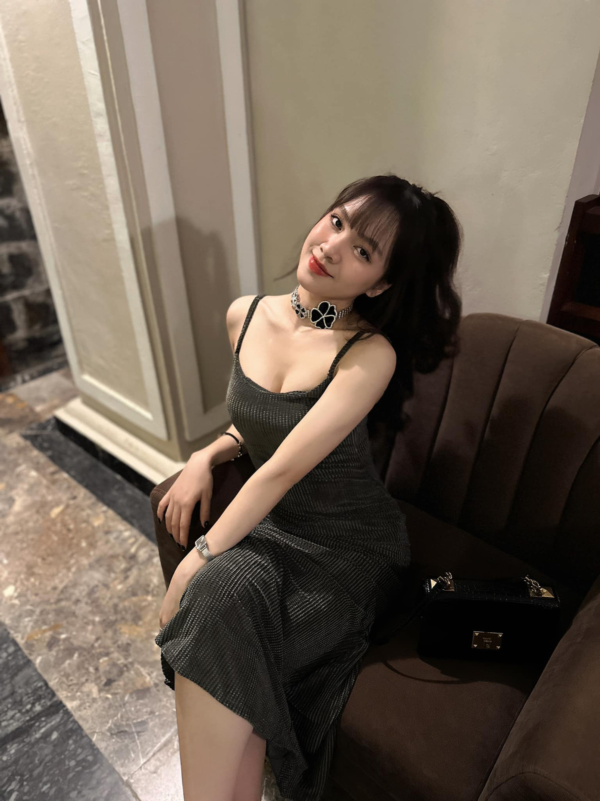 Trên mạng xã hội TikTok, Quế Linh cũng là gương mặt nổi bật khi thường xuyên chia sẻ những video dạy học, vui đùa cùng học trò.