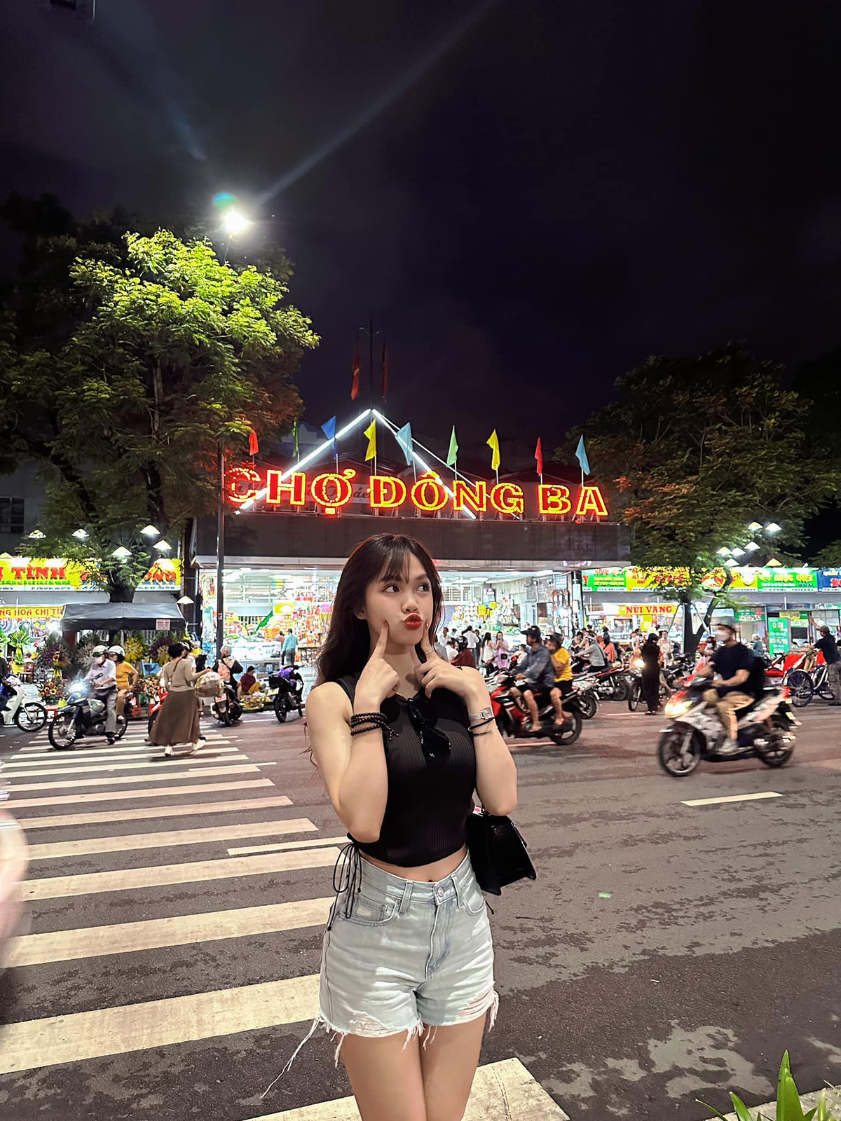 Bên dưới những bài đăng trên Facebook cá nhân của Quế Linh, nhiều người để lại bình luận khen ngợi nhan sắc hút hồn của hot girl Hà thành.