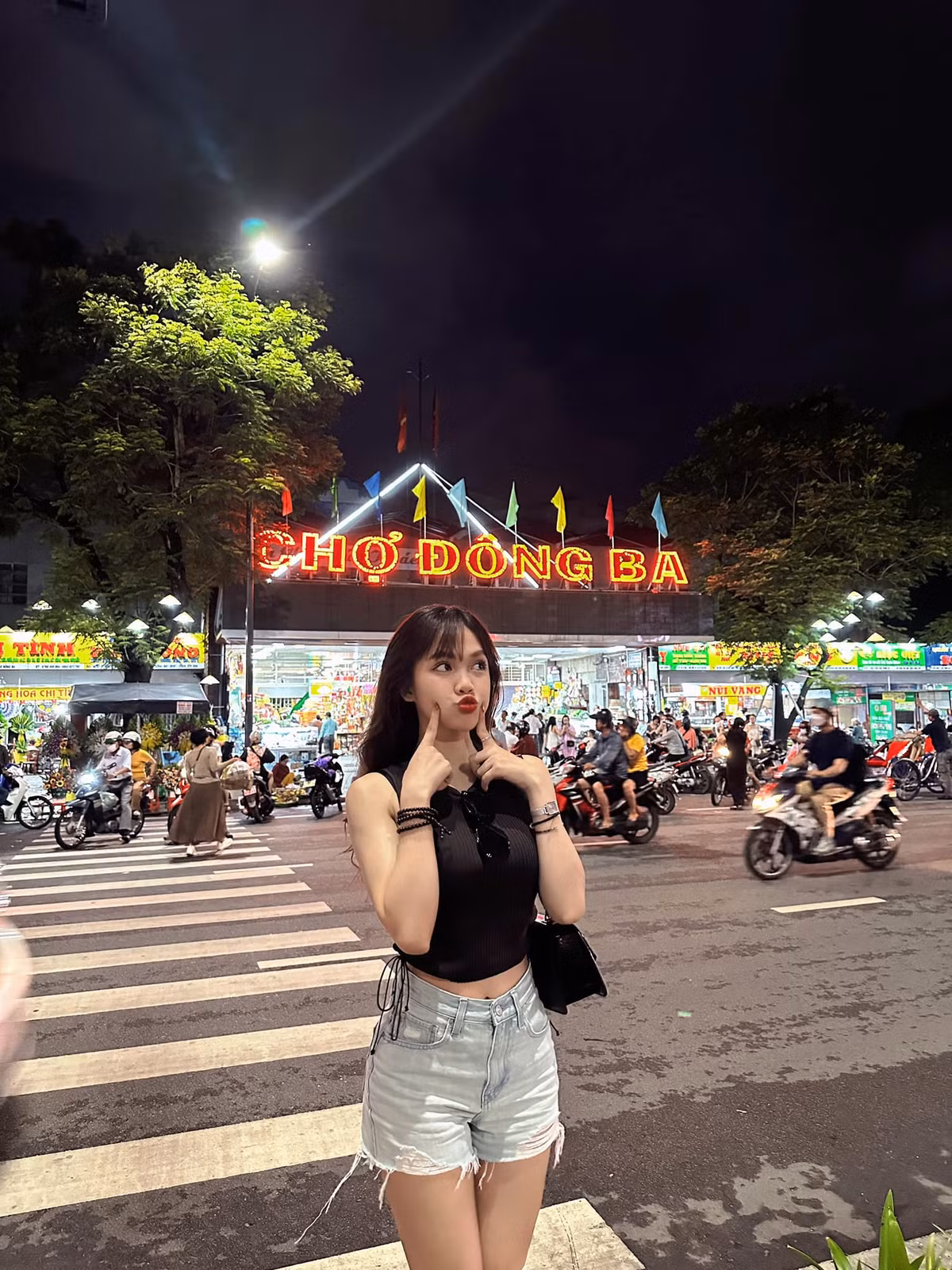 Bên dưới những bài đăng trên Facebook cá nhân của Quế Linh, nhiều người để lại bình luận khen ngợi nhan sắc hút hồn của hot girl Hà thành.