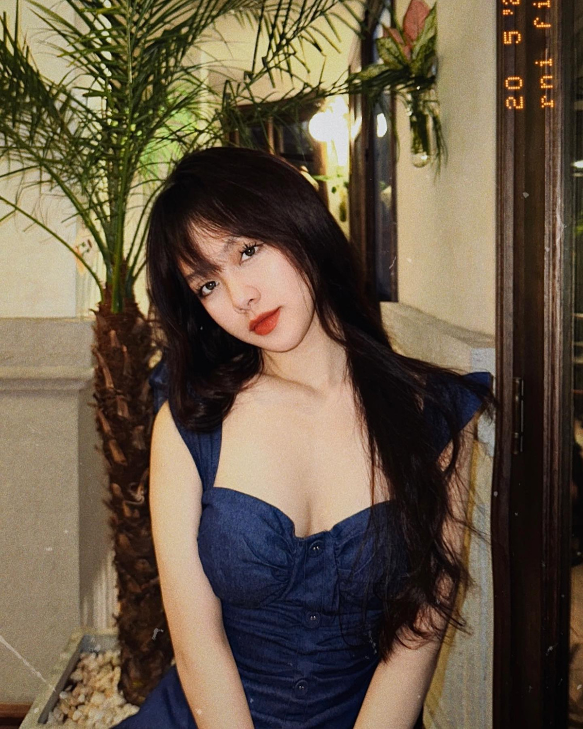 Quế Linh (sinh năm 2000) được biết đến khi công khai hẹn hò với một cầu thủ nổi tiếng của làng bóng Việt. Tuy hiện tại cặp đôi đã "đường ai nấy đi" nhưng nàng hot girl Hà thành vẫn được chú ý.