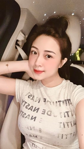 Đáng chú ý, vợ cầu thủ Phan Văn Đức khiến dân mạng "bỏng mắt" bởi vóc dáng mẹ hai con quá gợi cảm.