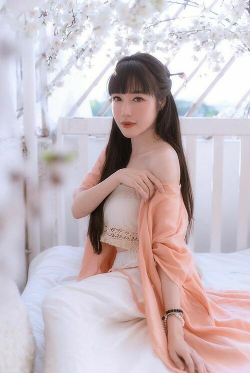 Bên cạnh đó, nhiều người cũng đặt ra hoài nghi Elly Trần liệu có đi vào con đường "hot girl cầm mic" giống nhiều tên tuổi trước đây từng gặp phải.